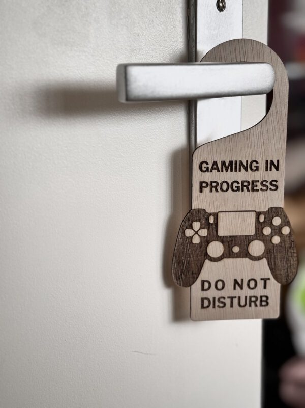 Deurhanger gaming in progress aan de deurklink