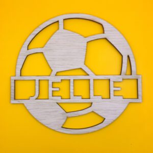 Naambordje van hout in het design van een voetbal