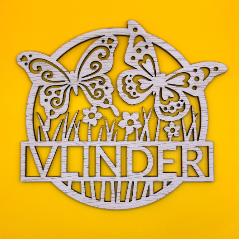 Naambordje van hout met het design van een vlinder