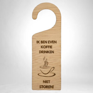 een houten deurhanger om aan te geven dat je niet gestoord wilt worden tijdens het drinken van jouw heerlijke kopje koffie