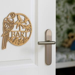 Houten naambordje met papegaai en palmbomen design