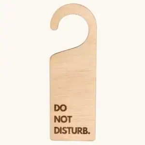 Houten deurhanger met de tekst "Do not disturb" gegraveerd. Laat je niet storen. Past aan vrijwel iedere deurklink.
