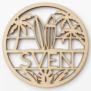 Houten naambordje rond met tropische elementen zoals surfplank, palmbomen en bladeren - gepersonaliseerd met jouw eigen gekozen naam