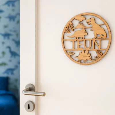 Gepersonaliseerd houten naambordje voor kinderkamer van Studio Laserloom