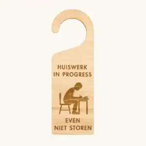 Ongestoord je huiswerk kunnen maken? Met deze deurhanger geef je aan dat je bezig bent met je huiswerk en even niet gestoord wilt worden.