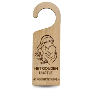 Met deze deurhanger geef je aan dat mama & baby even behoefte hebben aan rust, en even aan het genieten zijn.