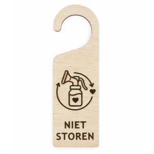 Geef duidelijk aan dat je niet gestoord wilt worden tijdens het kolven of de borstvoeding met deze duurzame houten deurhanger