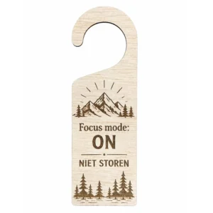 Houten deurhanger met tekst Focus Mode ON Niet Storen en lasergravure van bergen op witte achtergrond.