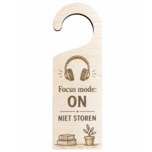 Houten deurhanger Niet Storen met Focus Mode ON gravure op witte achtergrond