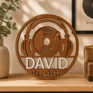 Houten naambordje met het DJ thema. Fantastisch design voor iedere muziekliefhebber.