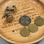 Houten schaaltje om je sleutels op te leggen zodra je thuis komt. Gepersonaliseerd met de namen van de kinderen. Papa raakt zijn sleutels nooit meer kwijt.